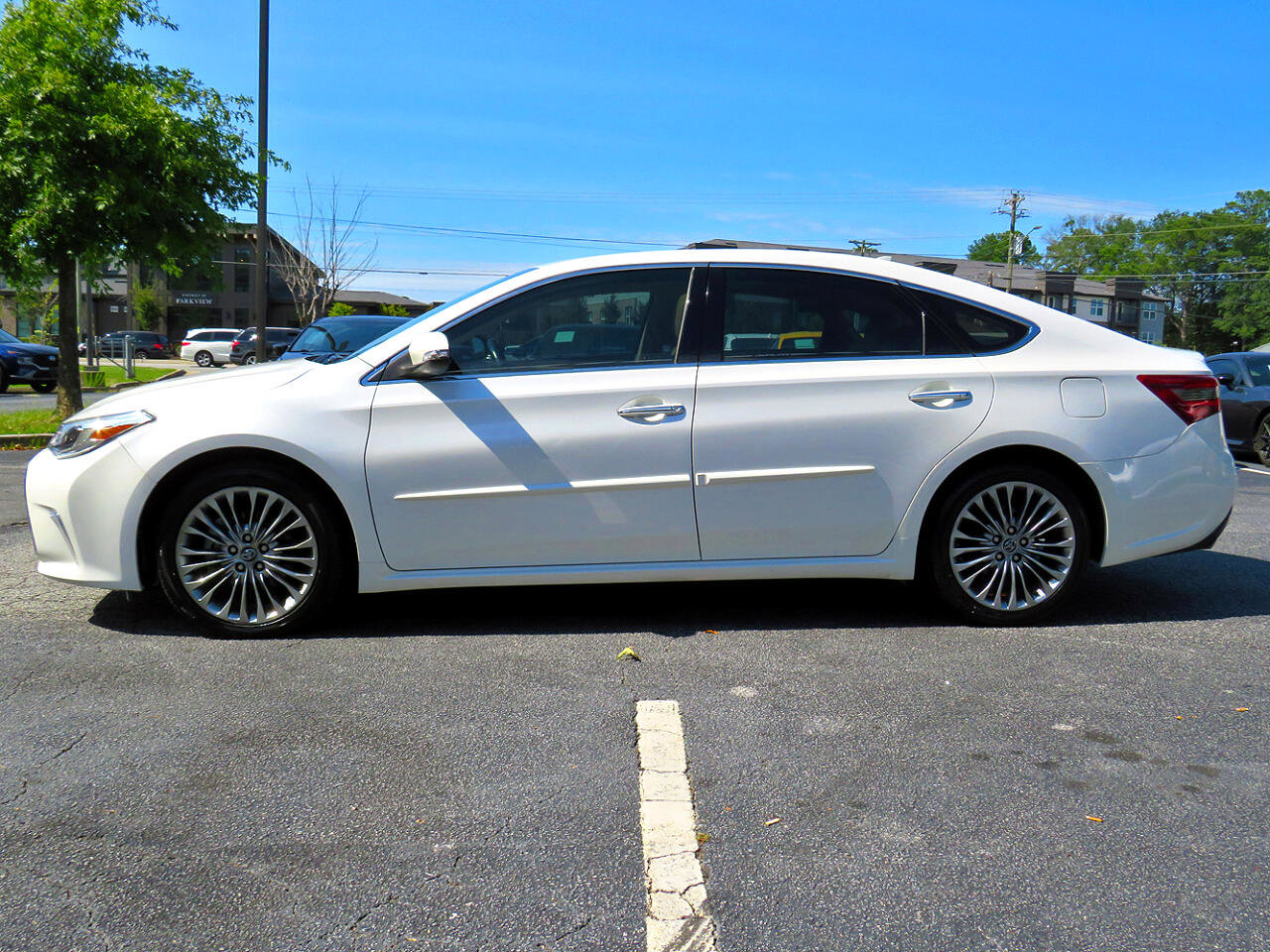 Used 2017 Toyota Avalon Limited image 10