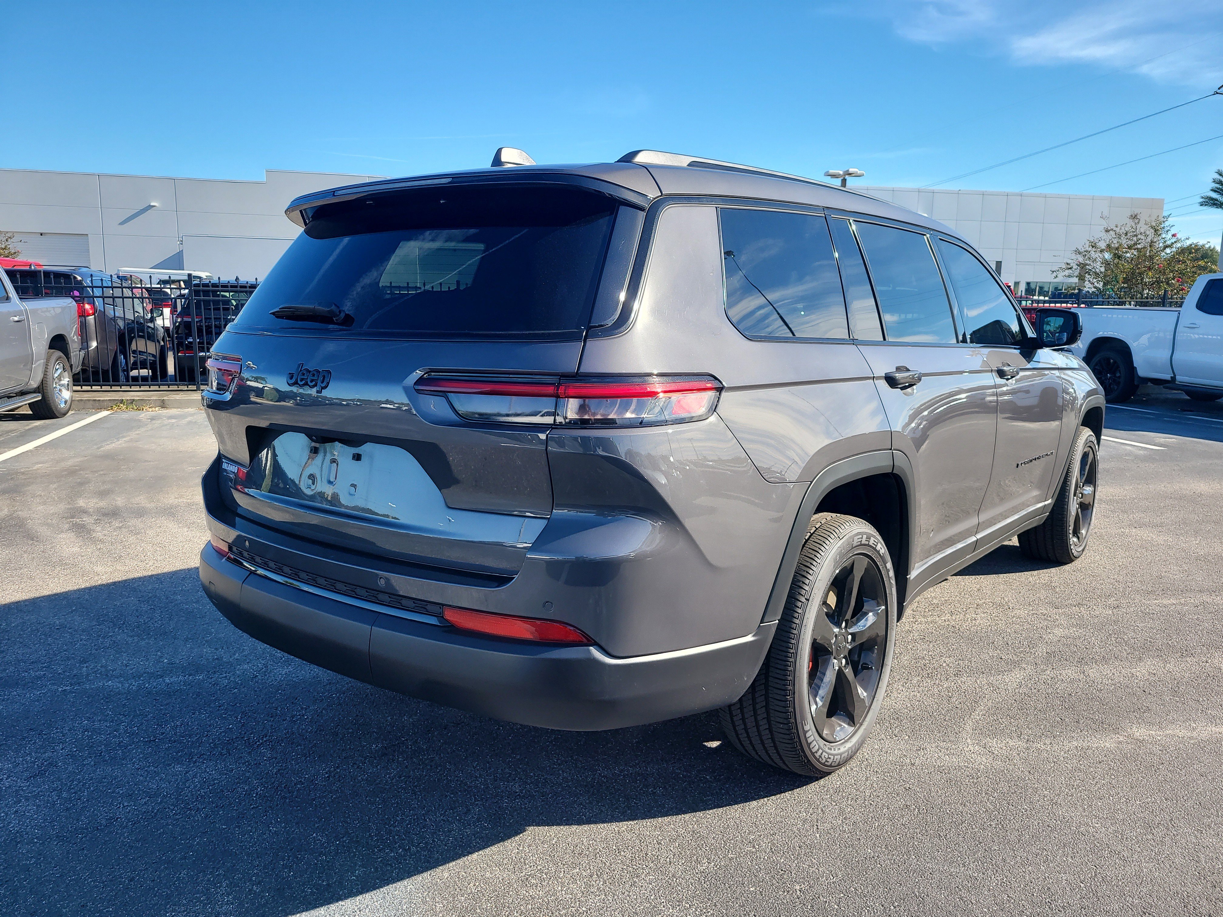 Used 2025 Jeep Grand Cherokee L Laredo image 4