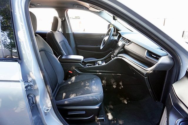 Used 2023 Jeep Grand Cherokee Laredo RWD image 11