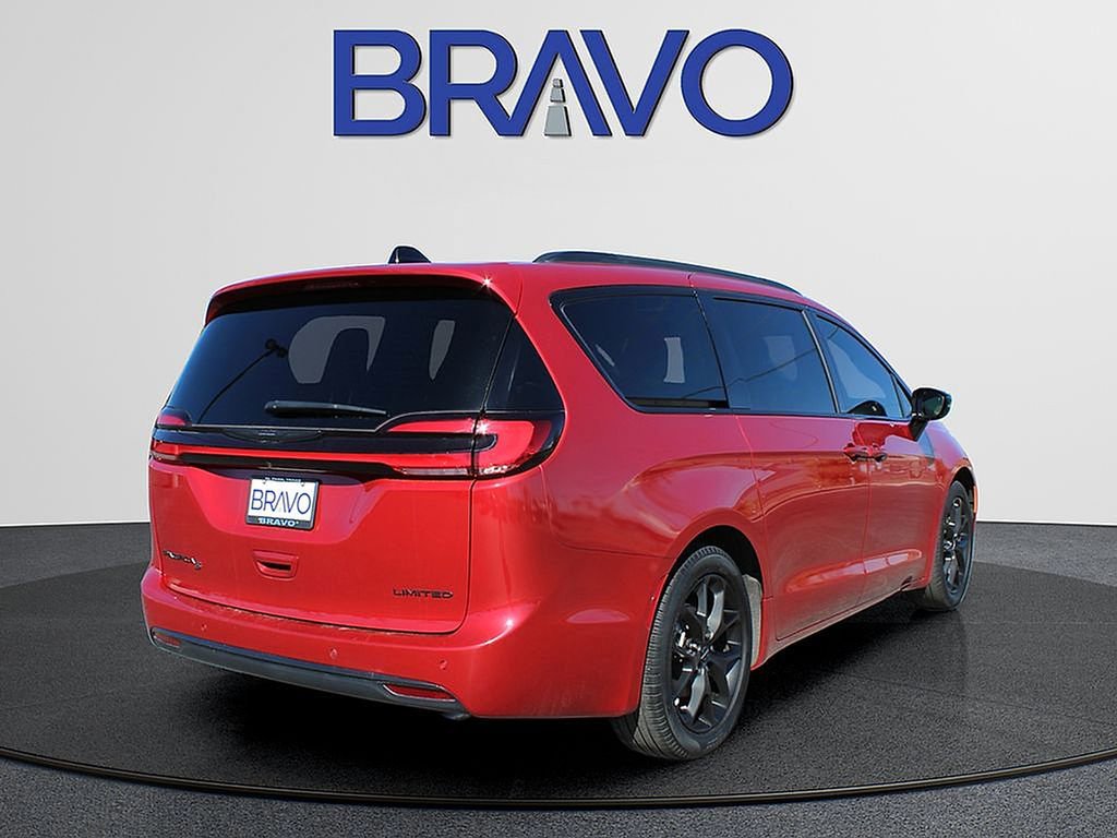 Used 2025 Chrysler Pacifica Limited image 5