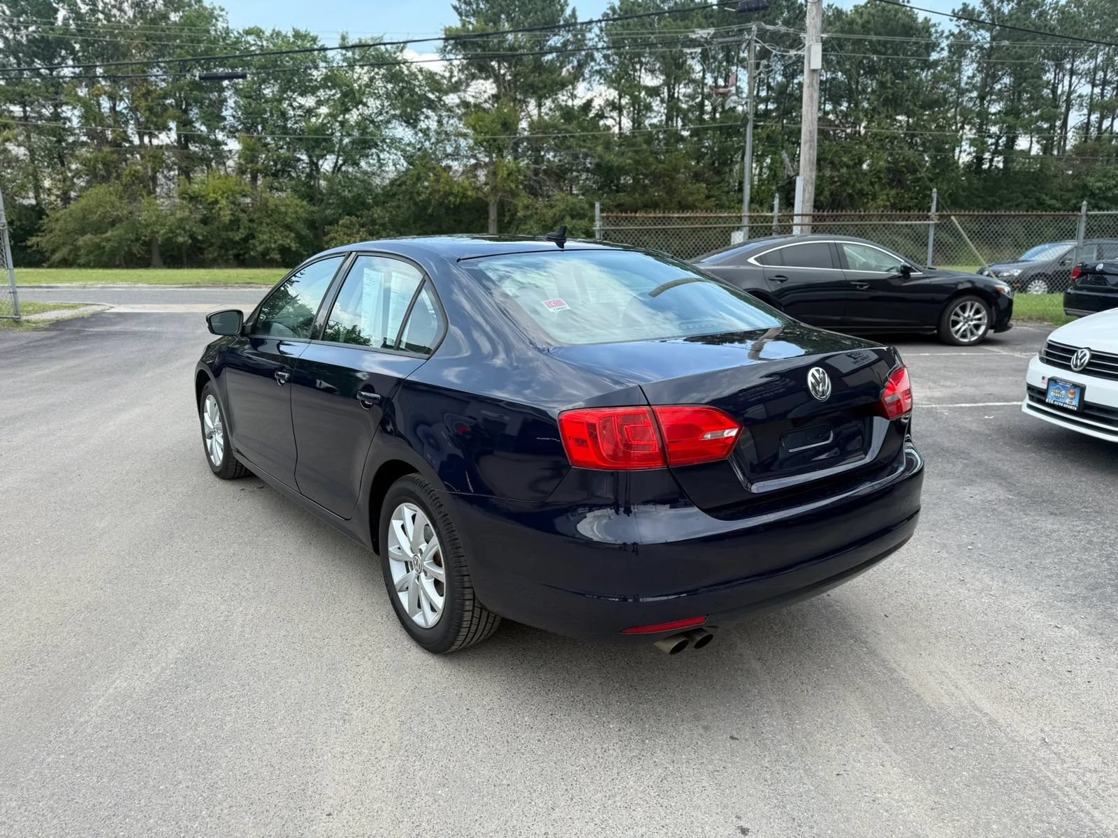 Used 2011 Volkswagen Jetta SE FWD image 2