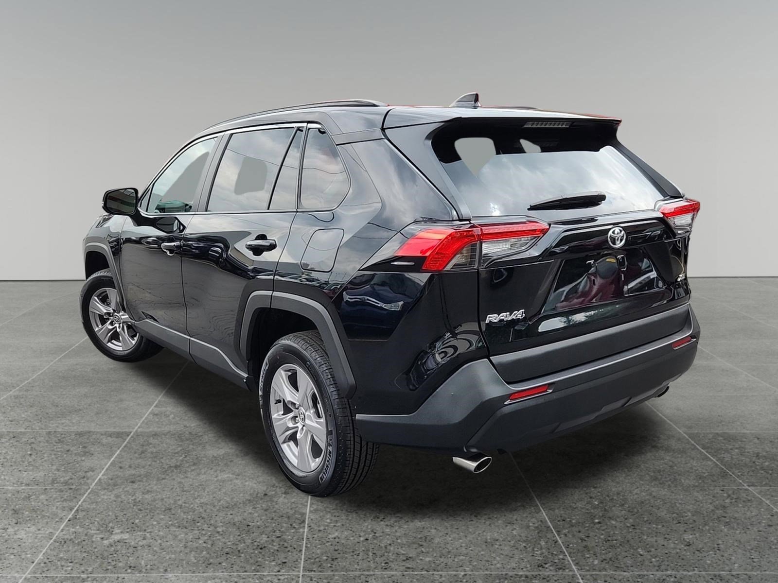 Used 2025 Toyota RAV4 XLE FWD image 5