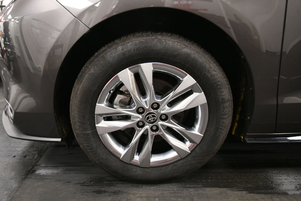 Used 2024 Toyota Sienna Limited image 35