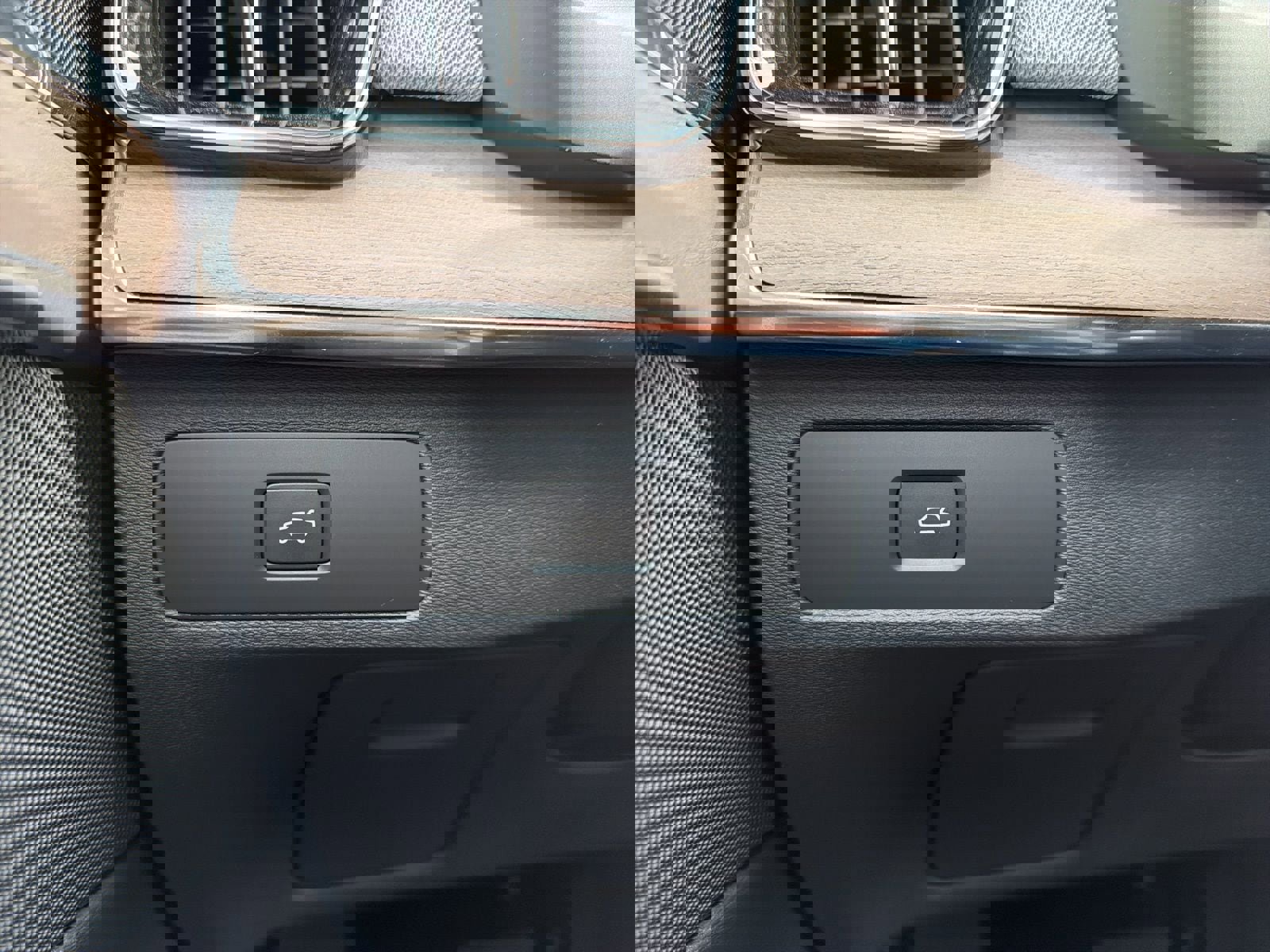 New 2026 Volvo XC90 B6 Core w/ Protection Package Premier image 58