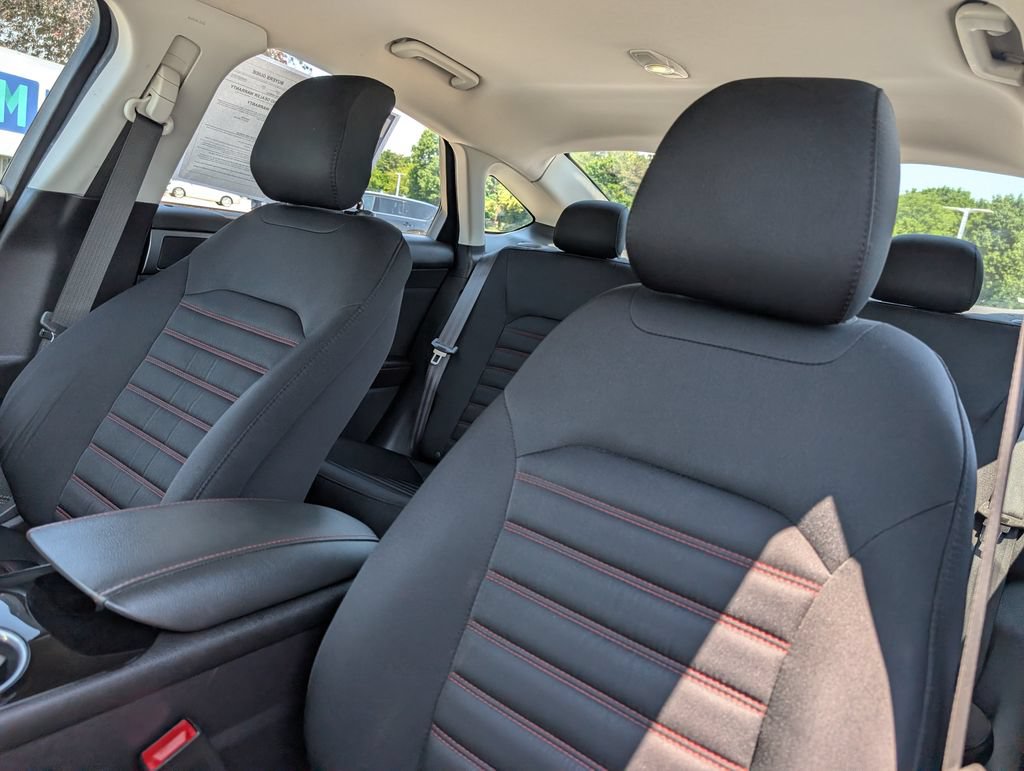 Used 2015 Ford Fusion SE w/ Equipment Group 201A FWD image 16
