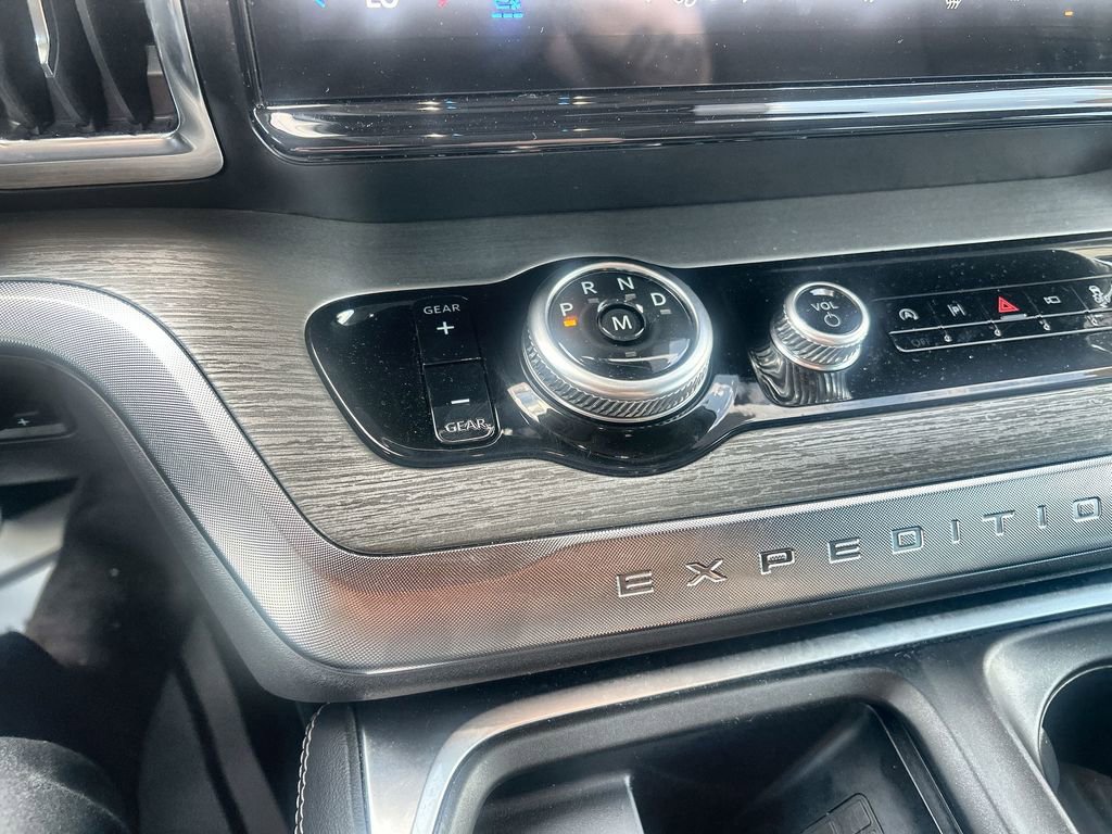 Used 2025 Ford Expedition Platinum image 26