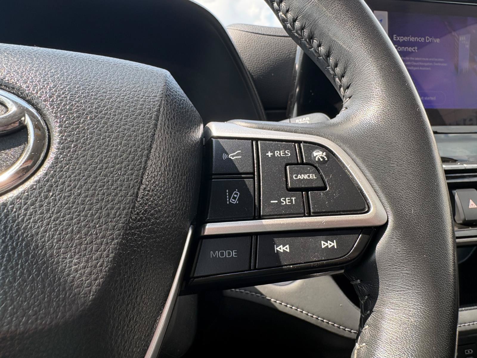 Used 2024 Toyota Highlander LE FWD image 38