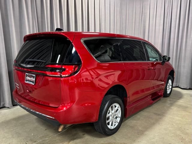 Used 2024 Chrysler Pacifica Touring-L FWD image 5
