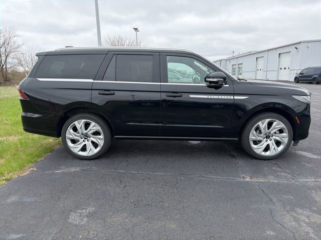 Used 2025 Lincoln Navigator Reserve image 8