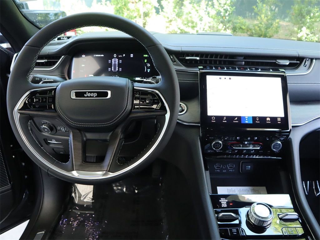 Used 2023 Jeep Grand Cherokee Overland w/ Luxury Tech Group IV AWD/4WD image 8