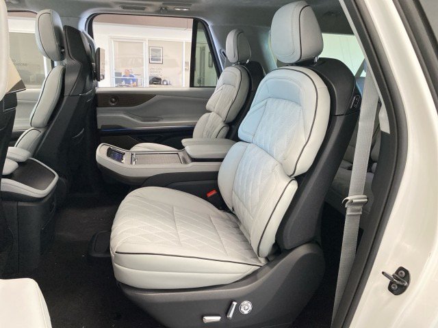 New 2026 Lincoln Navigator L Black Label AWD/4WD image 13