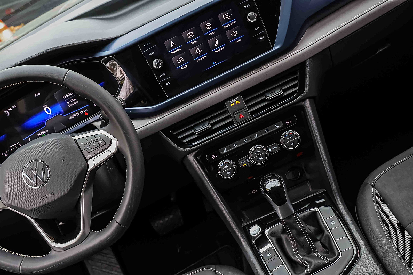 Used 2024 Volkswagen Taos SE image 20