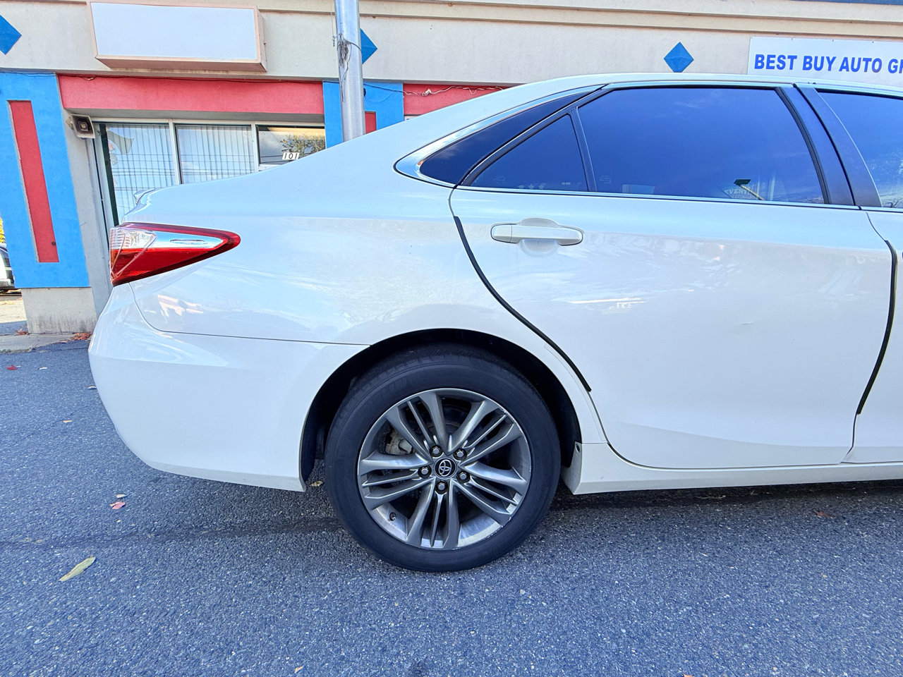Used 2017 Toyota Camry SE image 12