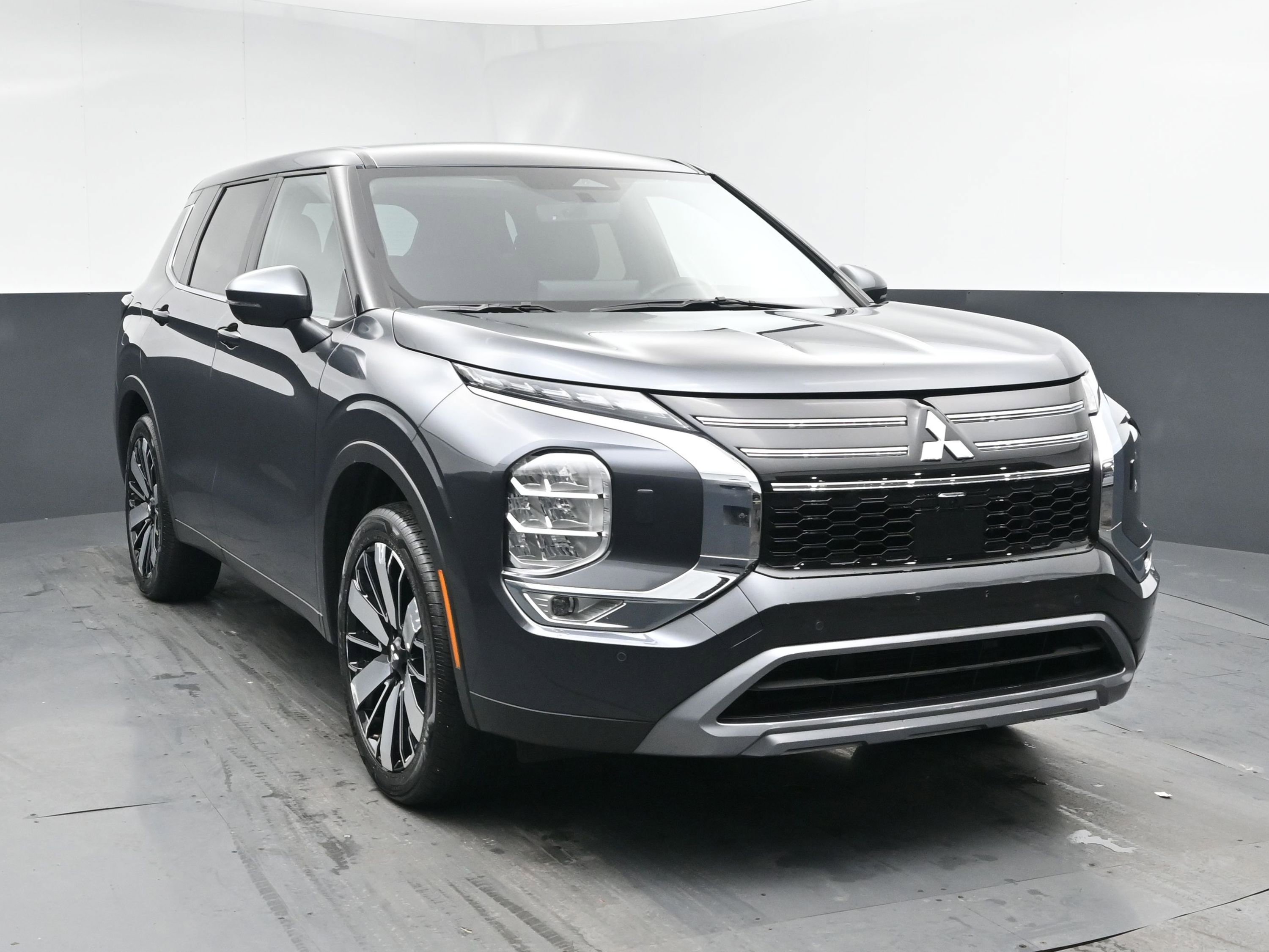 Used 2025 Mitsubishi Outlander AWD image 2