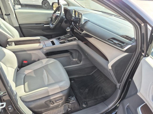 Used 2023 Toyota Sienna XLE FWD image 5