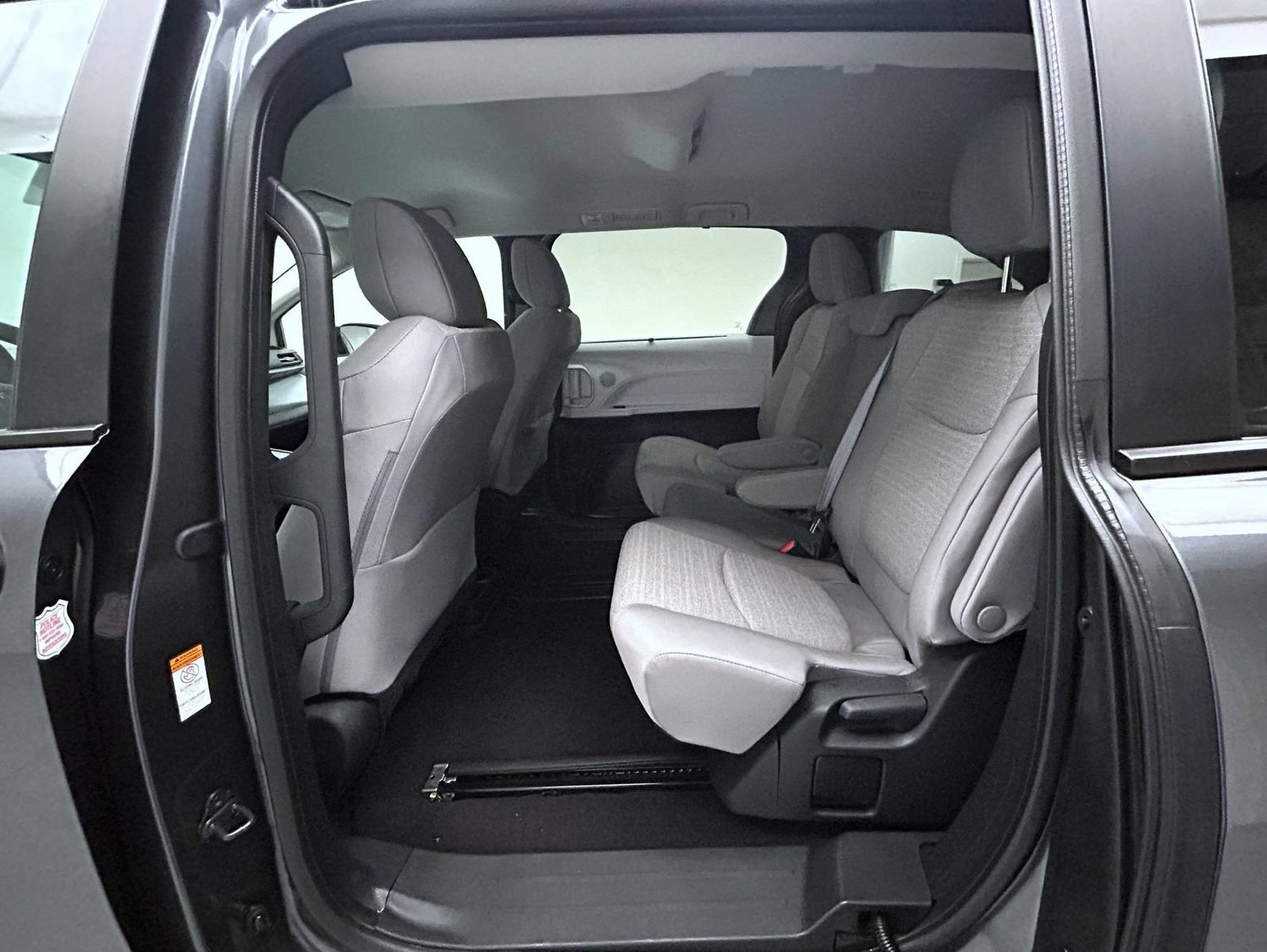 Used 2025 Toyota Sienna LE FWD image 19