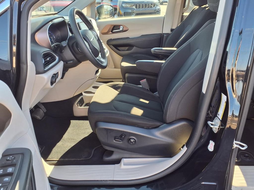 Used 2024 Chrysler Voyager LX image 20