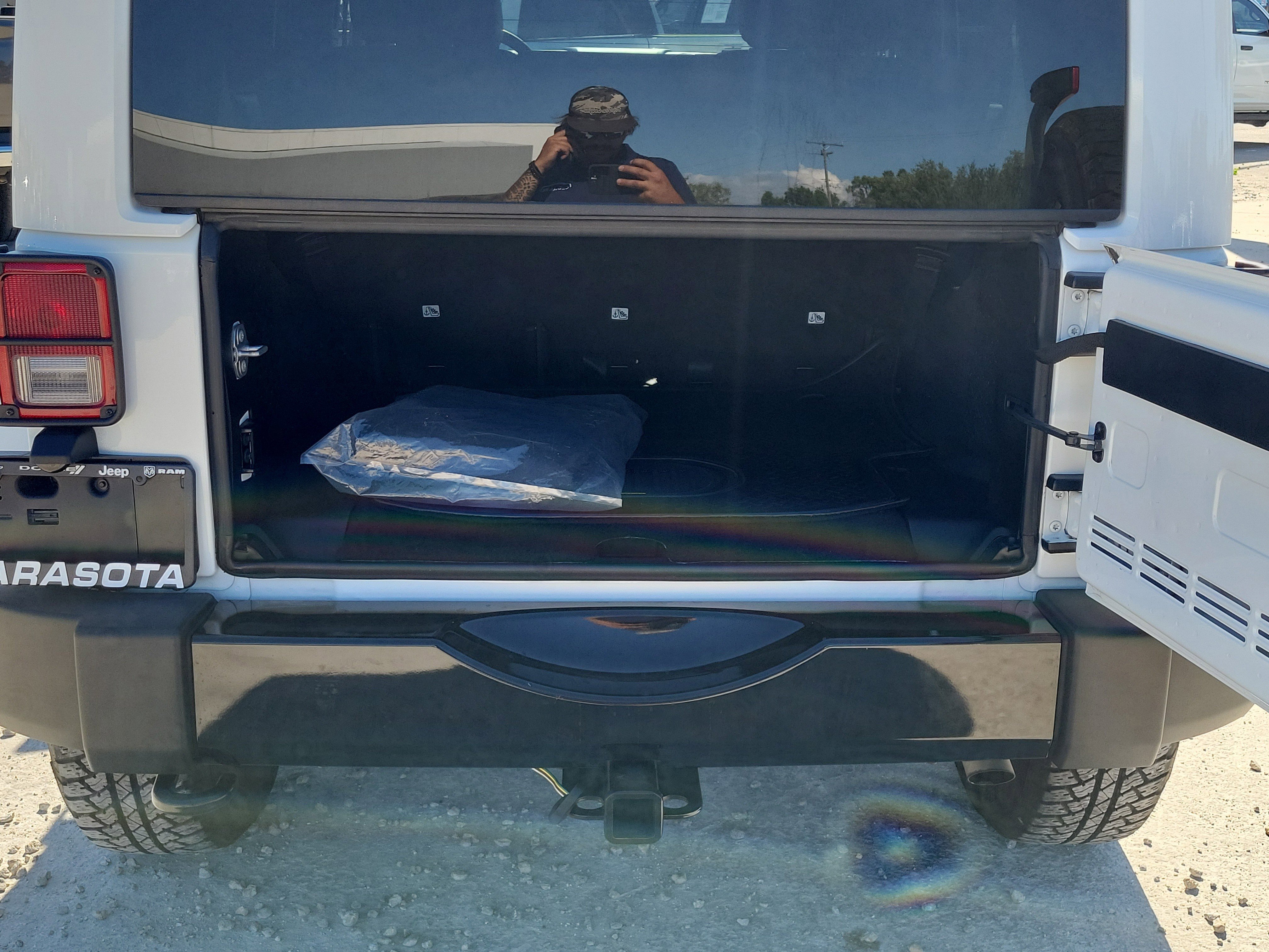 Used 2018 Jeep Wrangler Unlimited Sahara AWD/4WD image 11