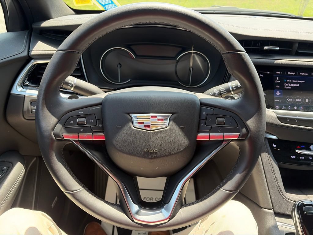 Used 2025 Cadillac XT6 Luxury FWD image 5