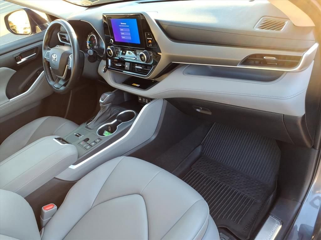 Used 2023 Toyota Highlander XLE image 18
