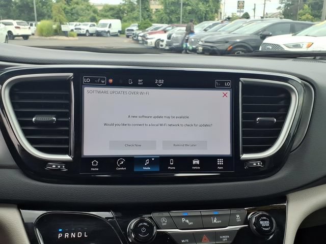 Certified 2024 Chrysler Pacifica Touring-L FWD image 25