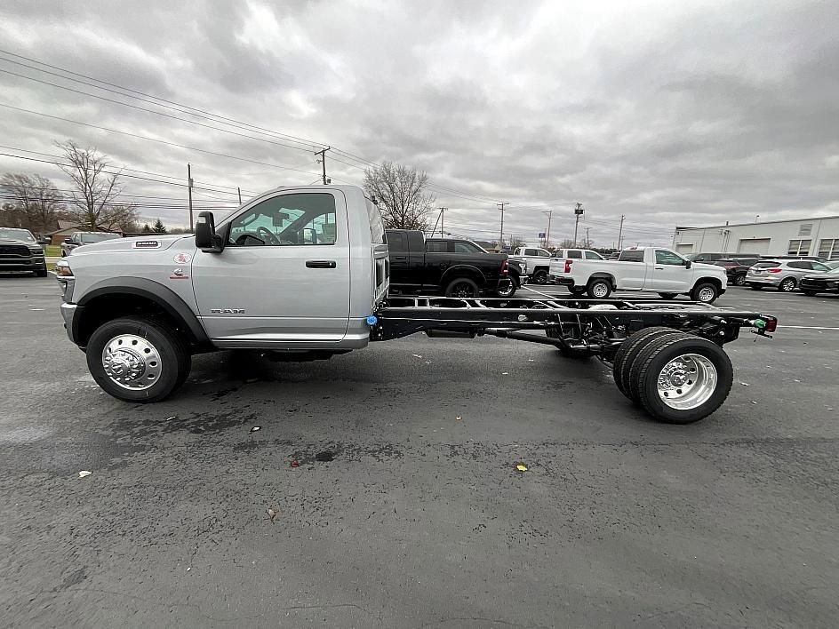New 2026 RAM 5500 4x4 Regular Cab image 9