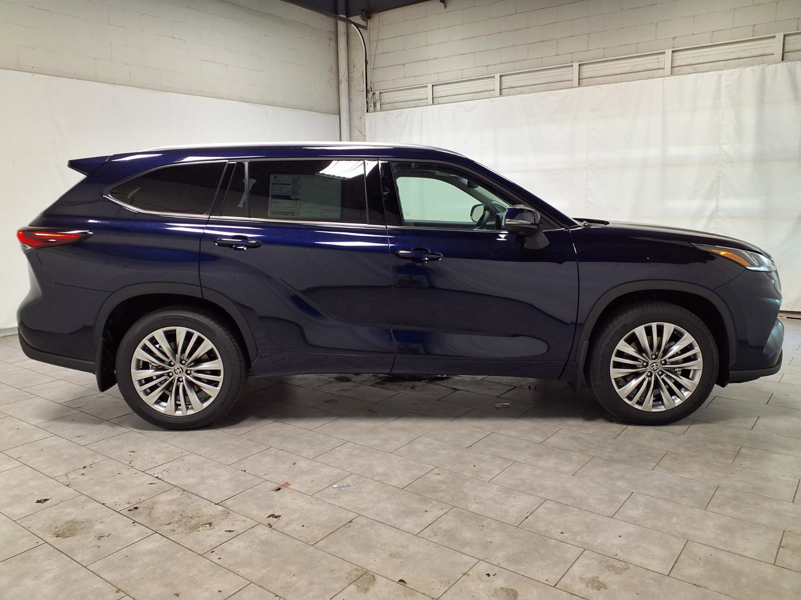 New 2026 Toyota Highlander Platinum AWD/4WD image 10