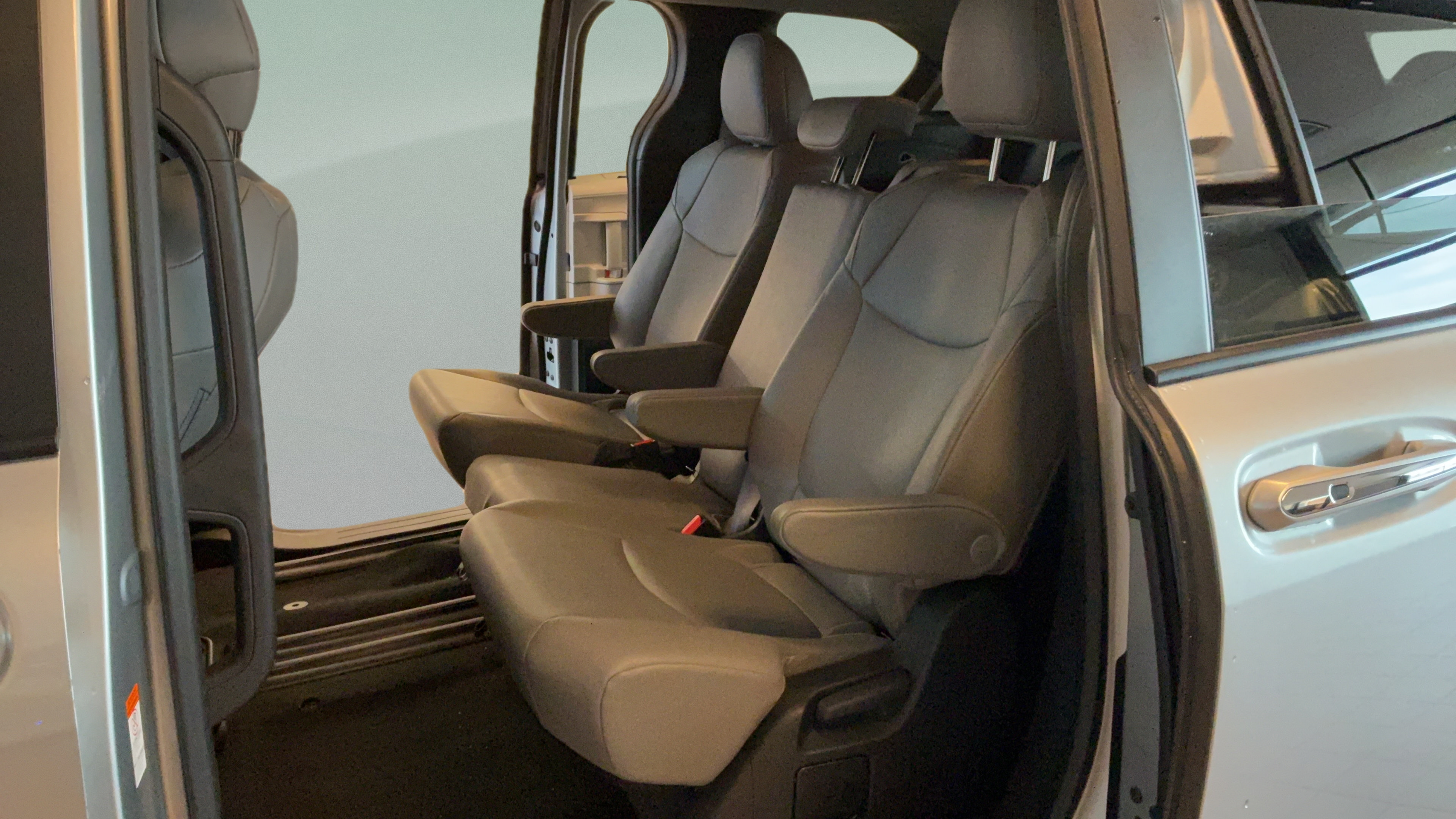 Certified 2025 Toyota Sienna XLE FWD image 28
