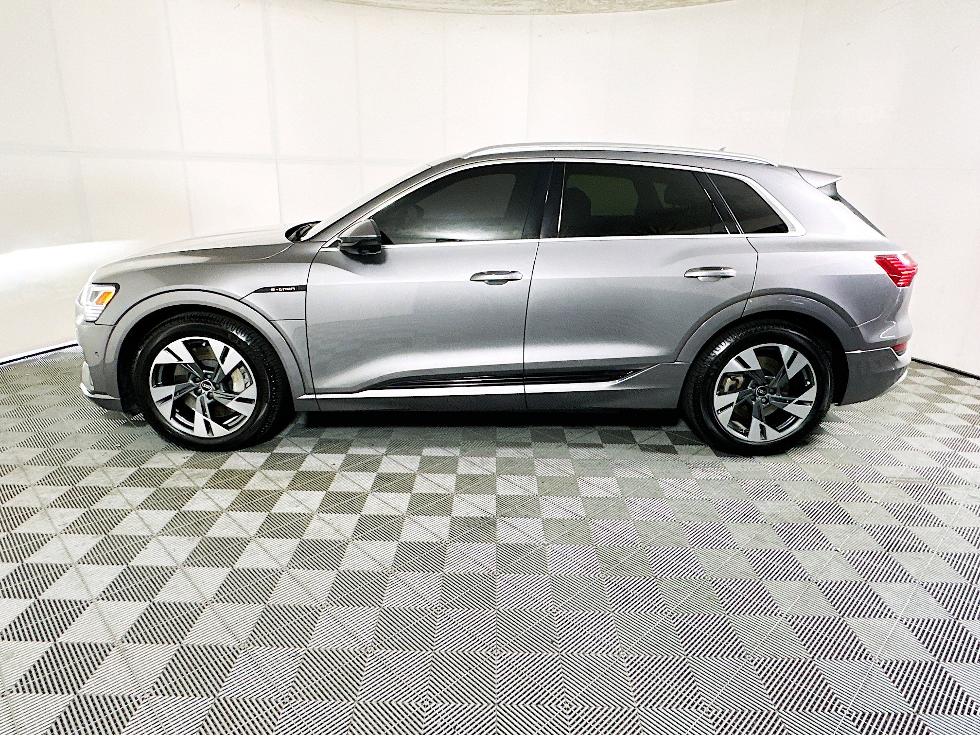 Used 2021 Audi e-tron Premium Plus w/ Premium Plus Package image 6