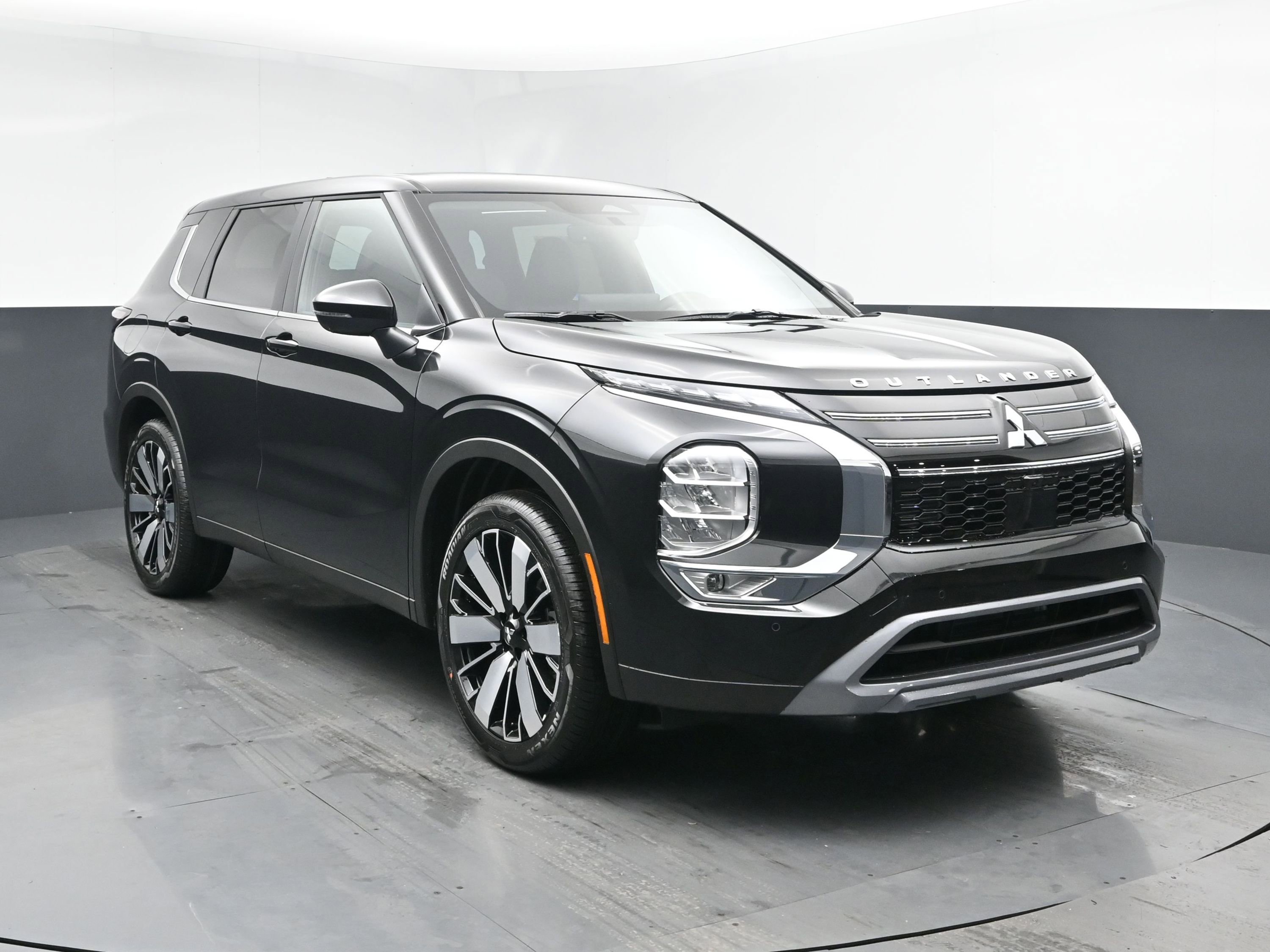 New 2026 Mitsubishi Outlander LE image 2