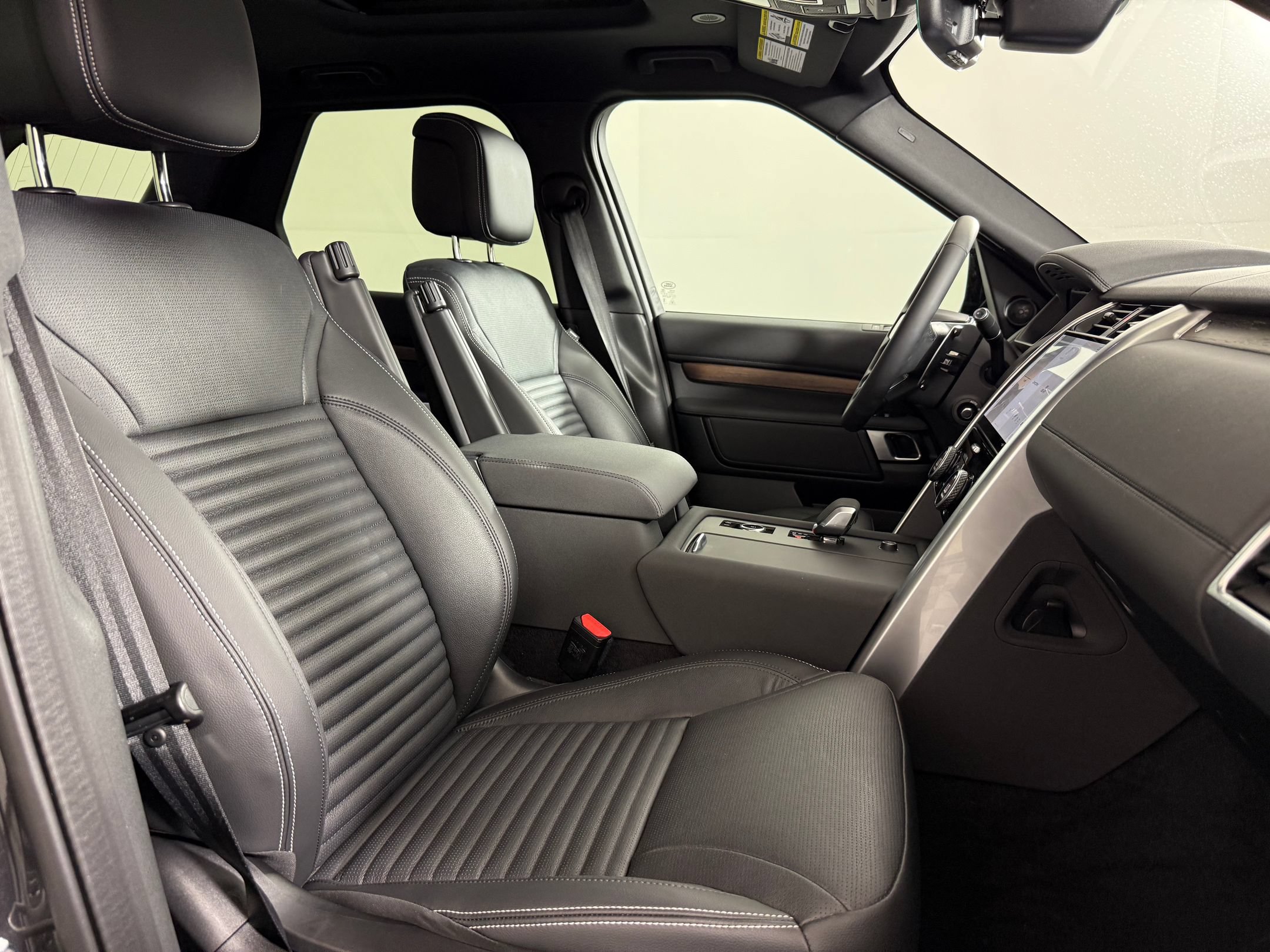 Used 2025 Land Rover Discovery S AWD/4WD image 26