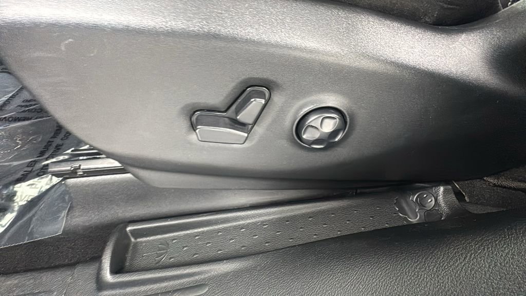 Used 2025 Chrysler Pacifica Select image 11