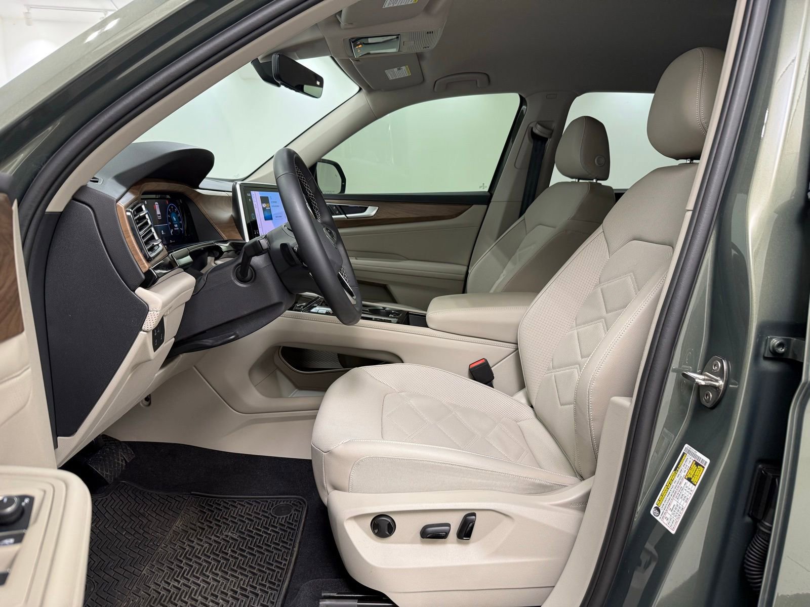 Used 2025 Volkswagen Atlas SE image 16