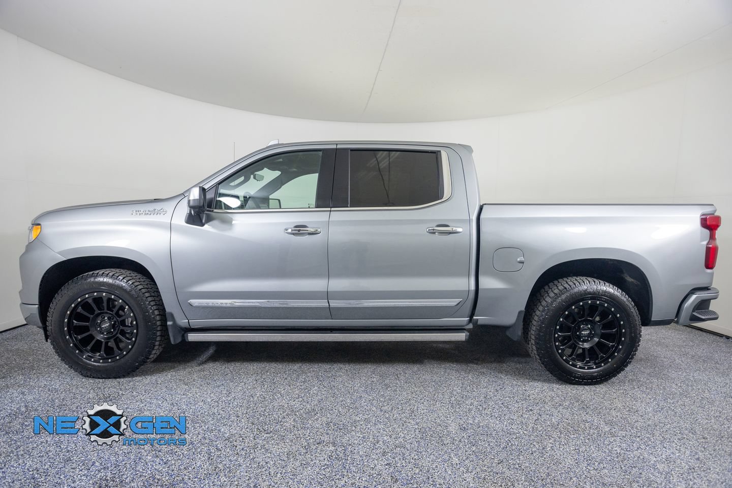 Used 2025 Chevrolet Silverado 1500 High Country w/ Technology Package AWD/4WD image 4
