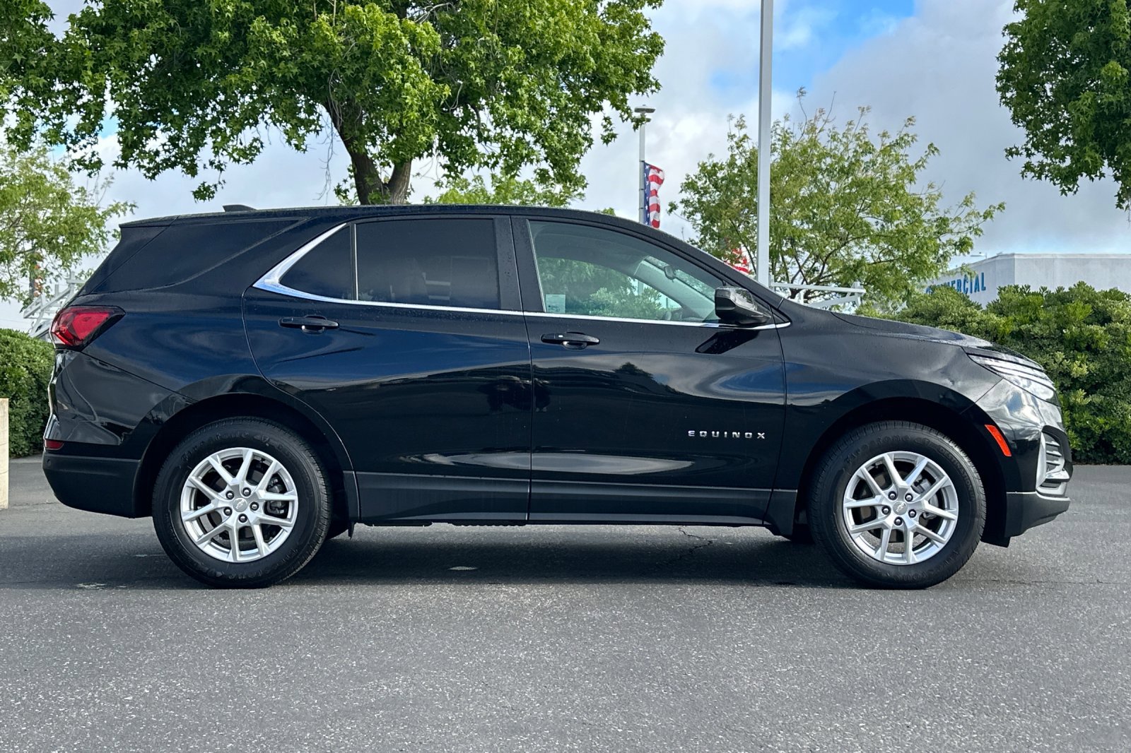 Used 2023 Chevrolet Equinox LT w/ Driver Convenience Package AWD/4WD image 3