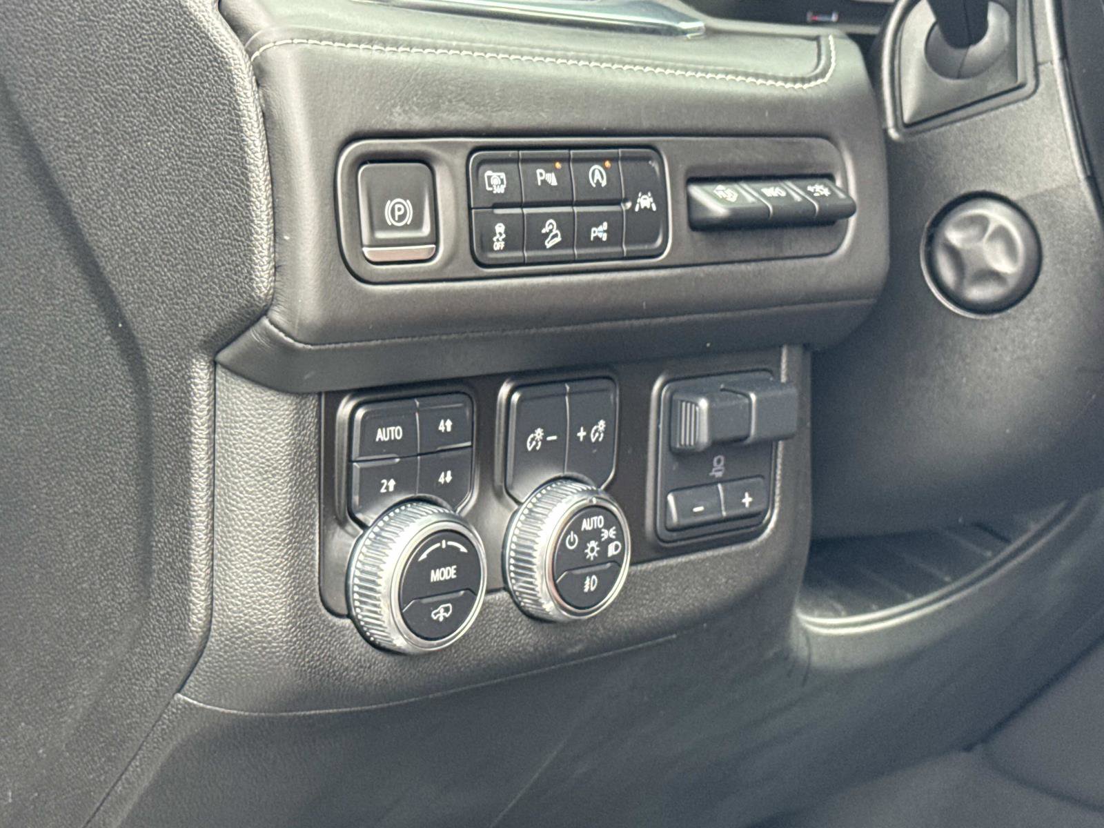 Used 2023 GMC Yukon Denali Ultimate image 12