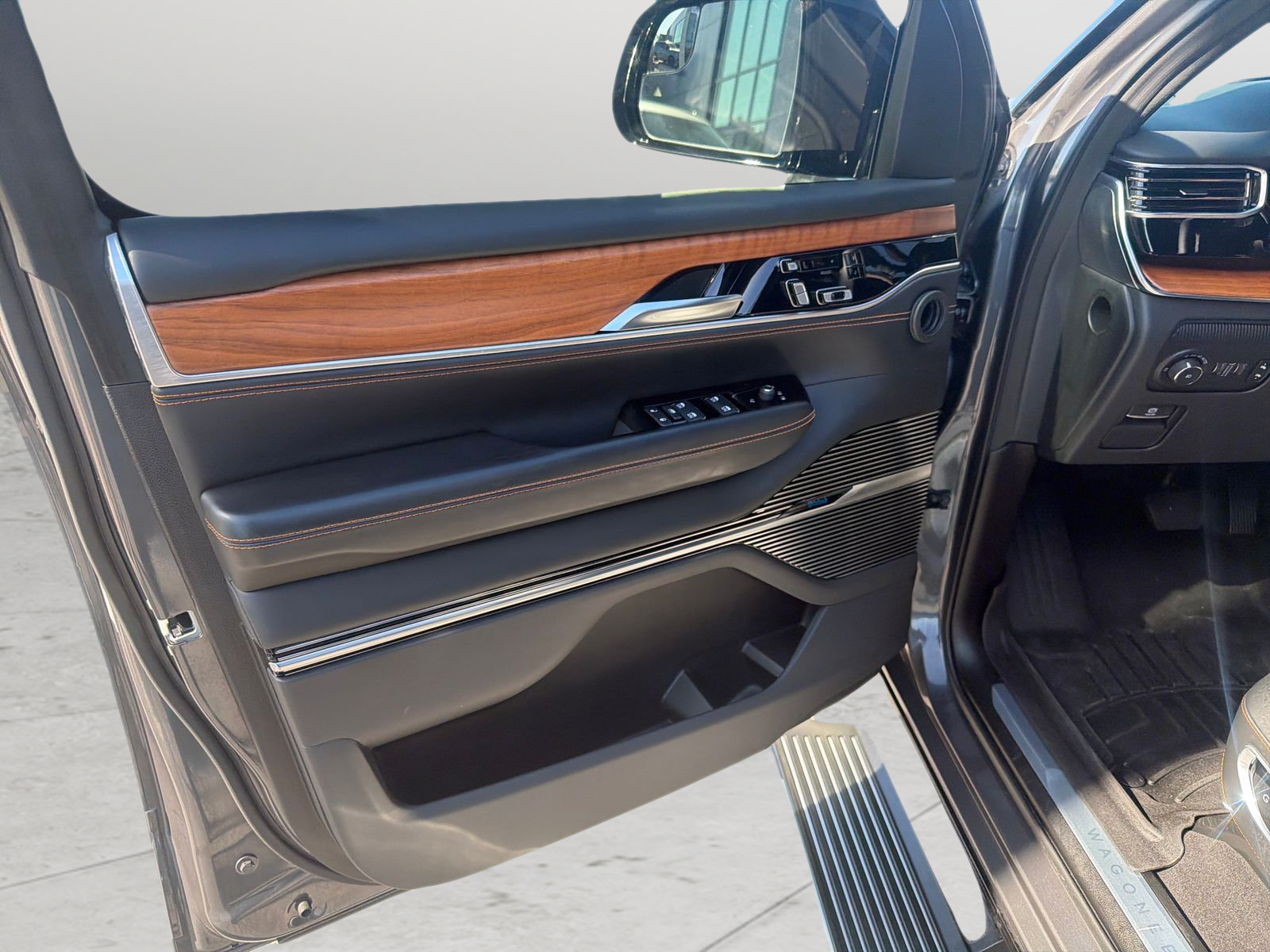 Used 2024 Jeep Grand Wagoneer Series III AWD/4WD image 14
