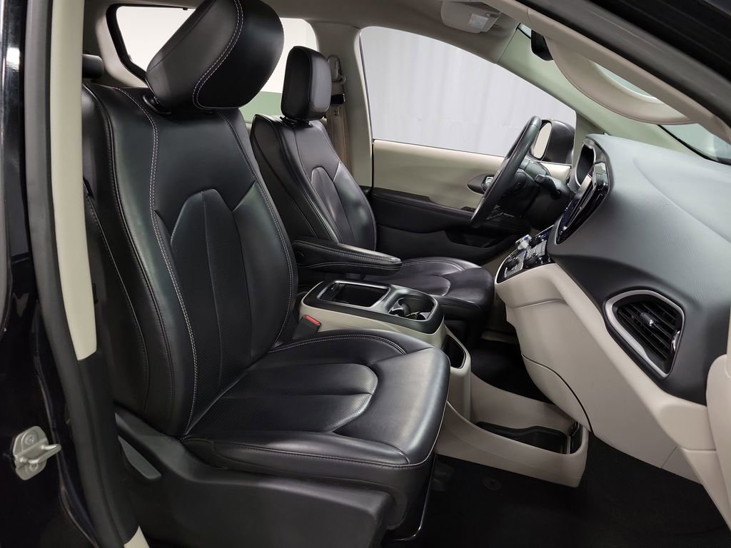 Used 2023 Chrysler Pacifica Touring-L FWD image 28