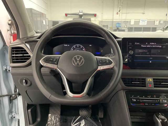 Used 2025 Volkswagen Taos SE AWD/4WD image 13