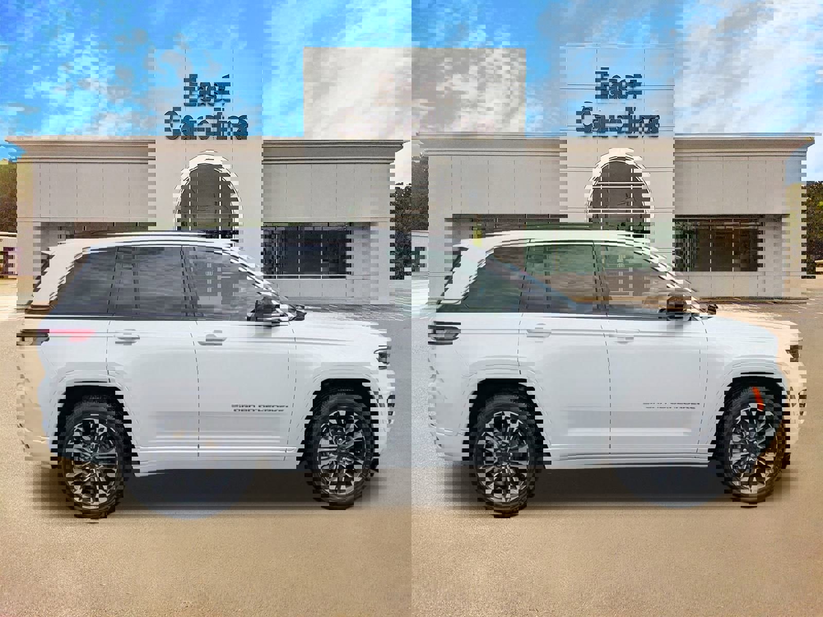 Certified 2025 Jeep Grand Cherokee Overland w/ Luxury Tech Group IV image 2