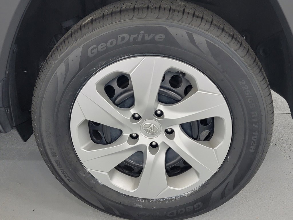 Used 2021 Toyota RAV4 LE image 11