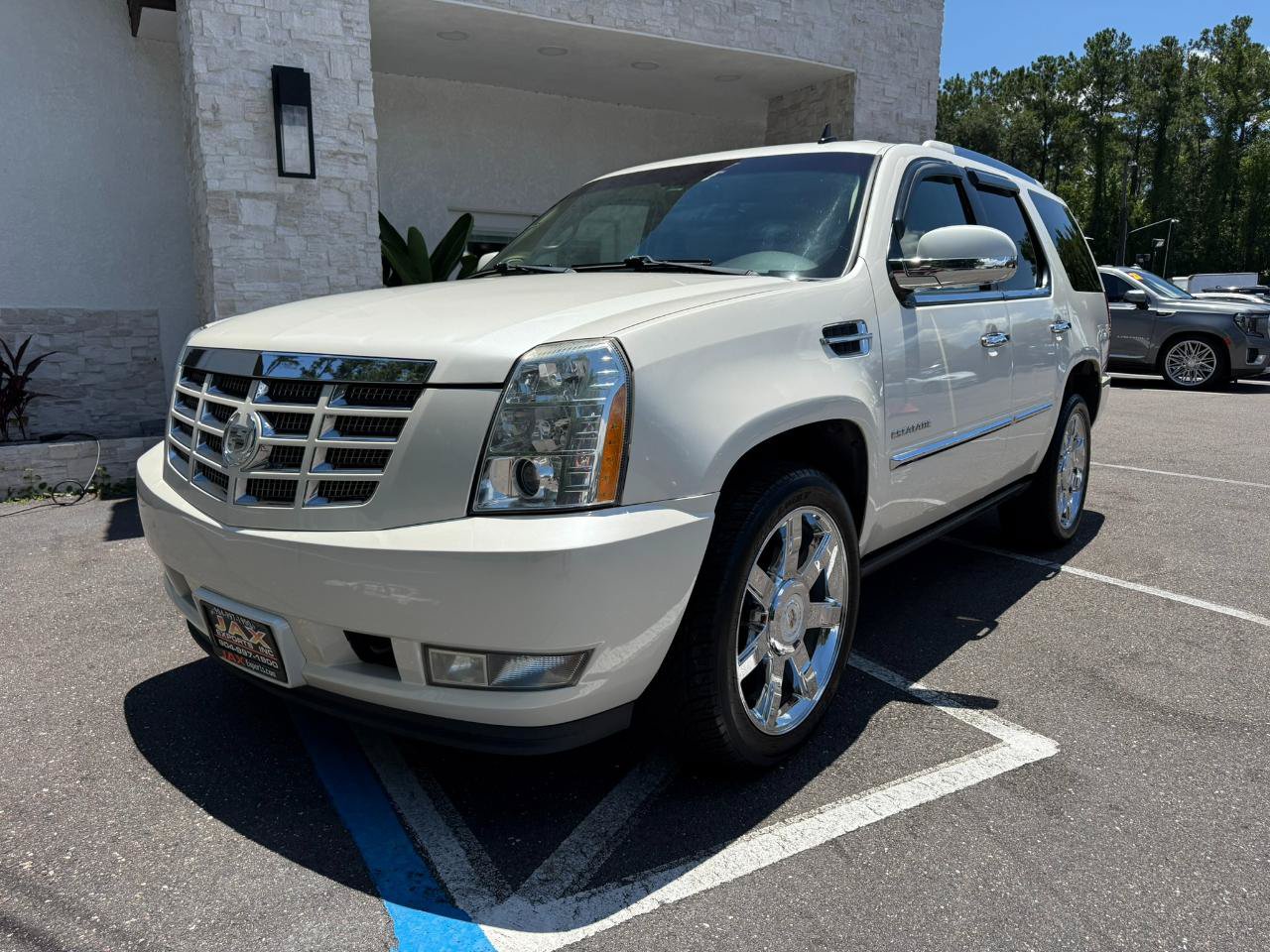 Used 2011 Cadillac Escalade Premium AWD/4WD image 8