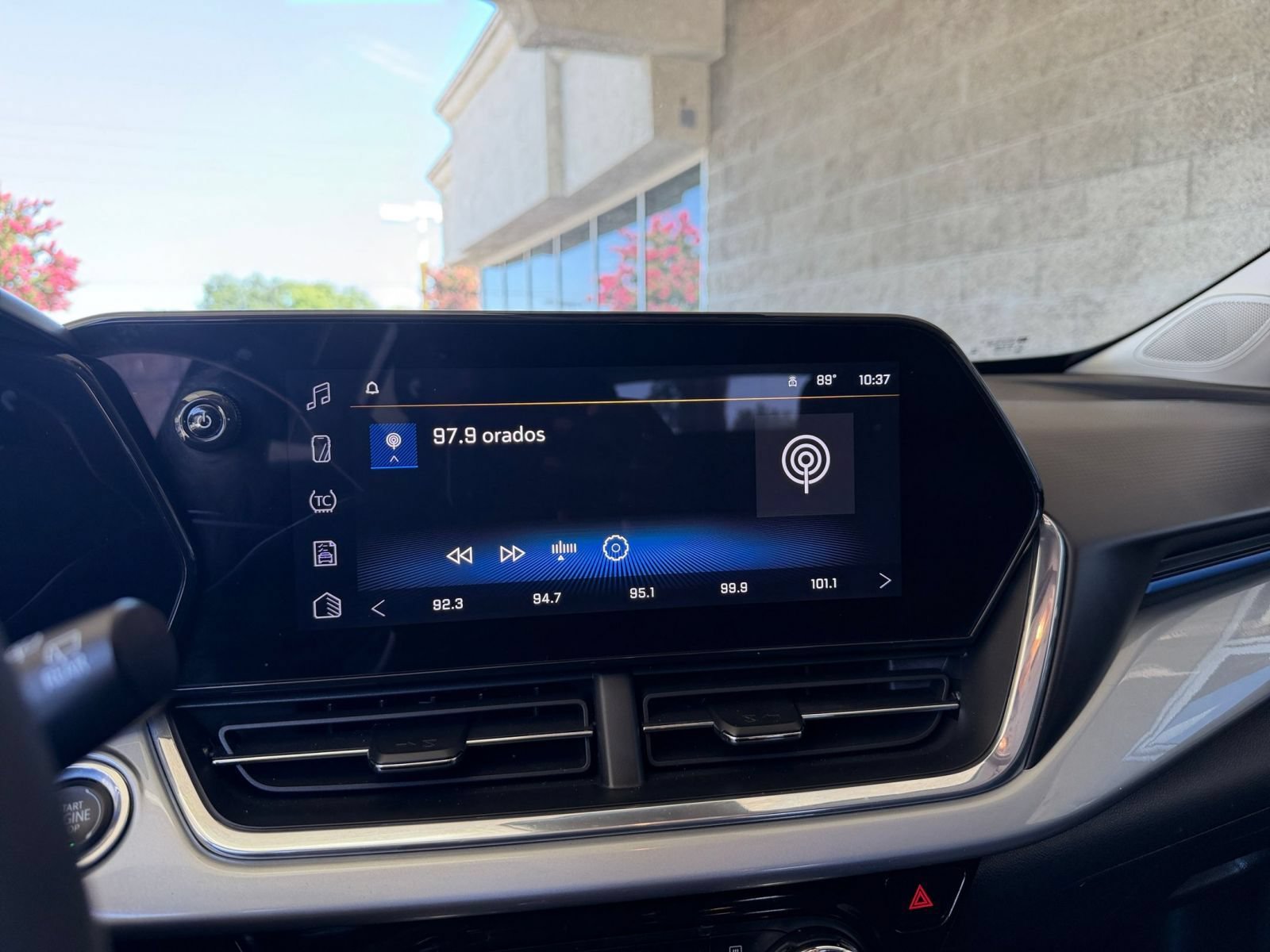 Used 2025 Chevrolet Trax LT FWD image 20