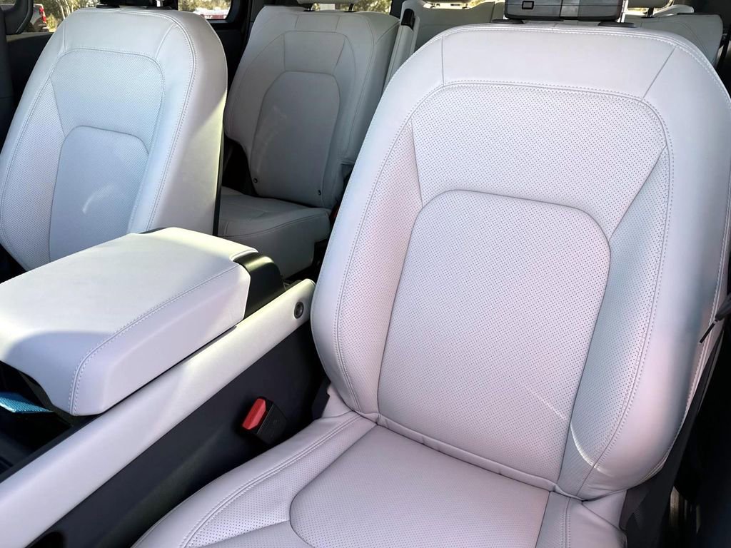 New 2026 Land Rover Defender 130 X-Dynamic SE image 18