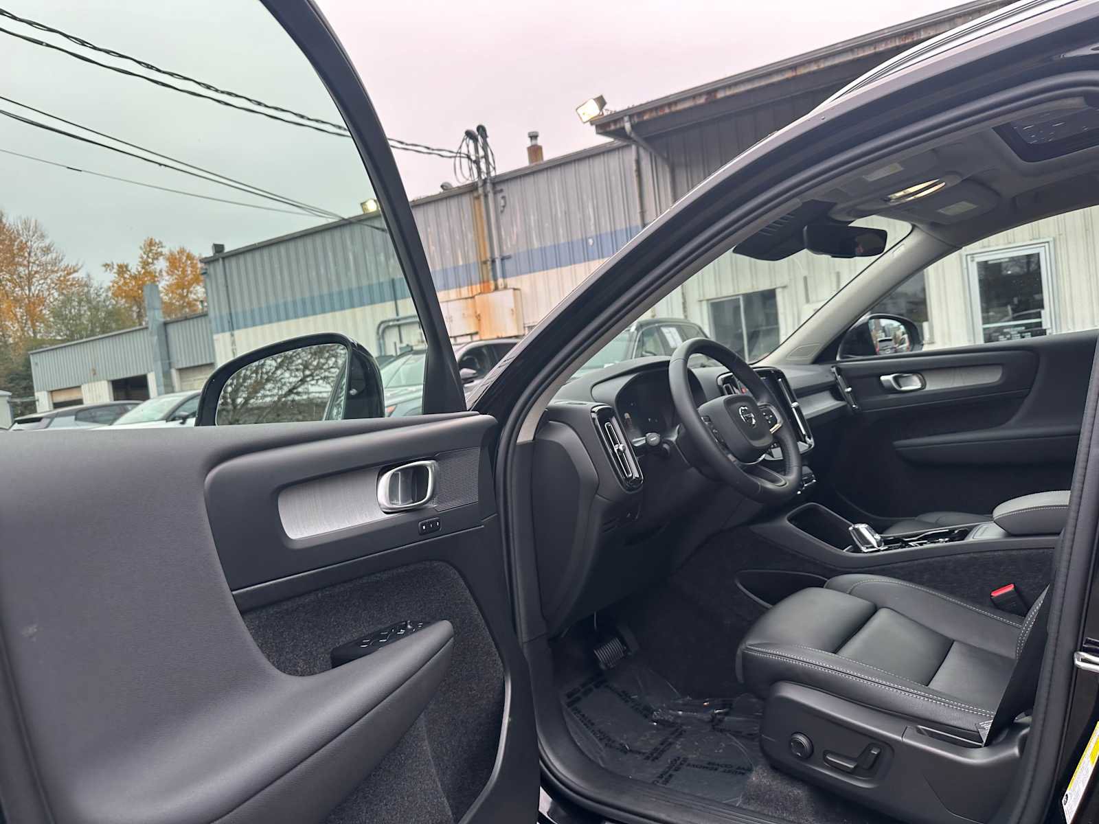 Used 2025 Volvo XC40 B5 Plus w/ Climate Package image 20