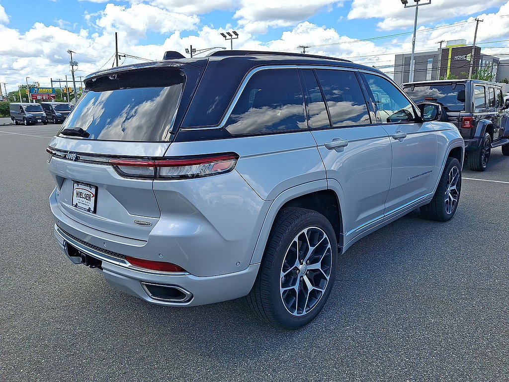 Used 2024 Jeep Grand Cherokee Summit AWD/4WD image 31