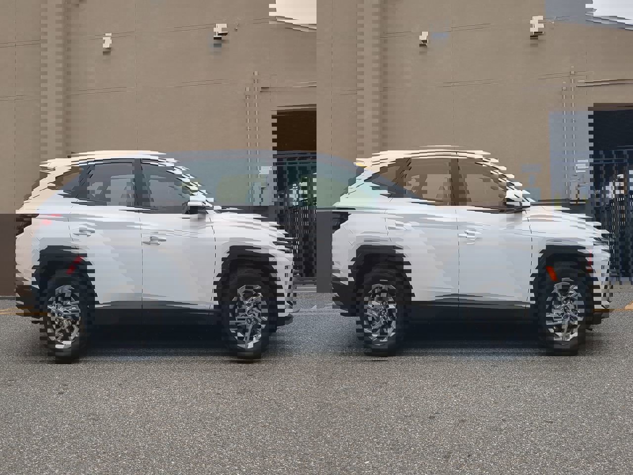 Certified 2025 Hyundai Tucson SE image 3