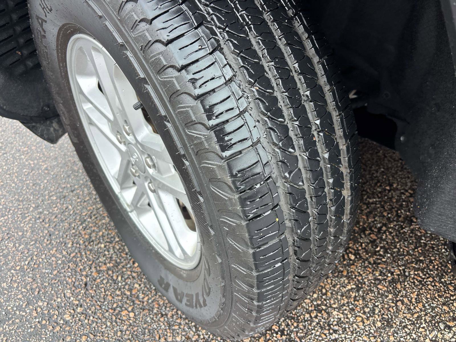 Used 2024 Jeep Grand Cherokee Laredo w/ Trailer Tow Package image 12