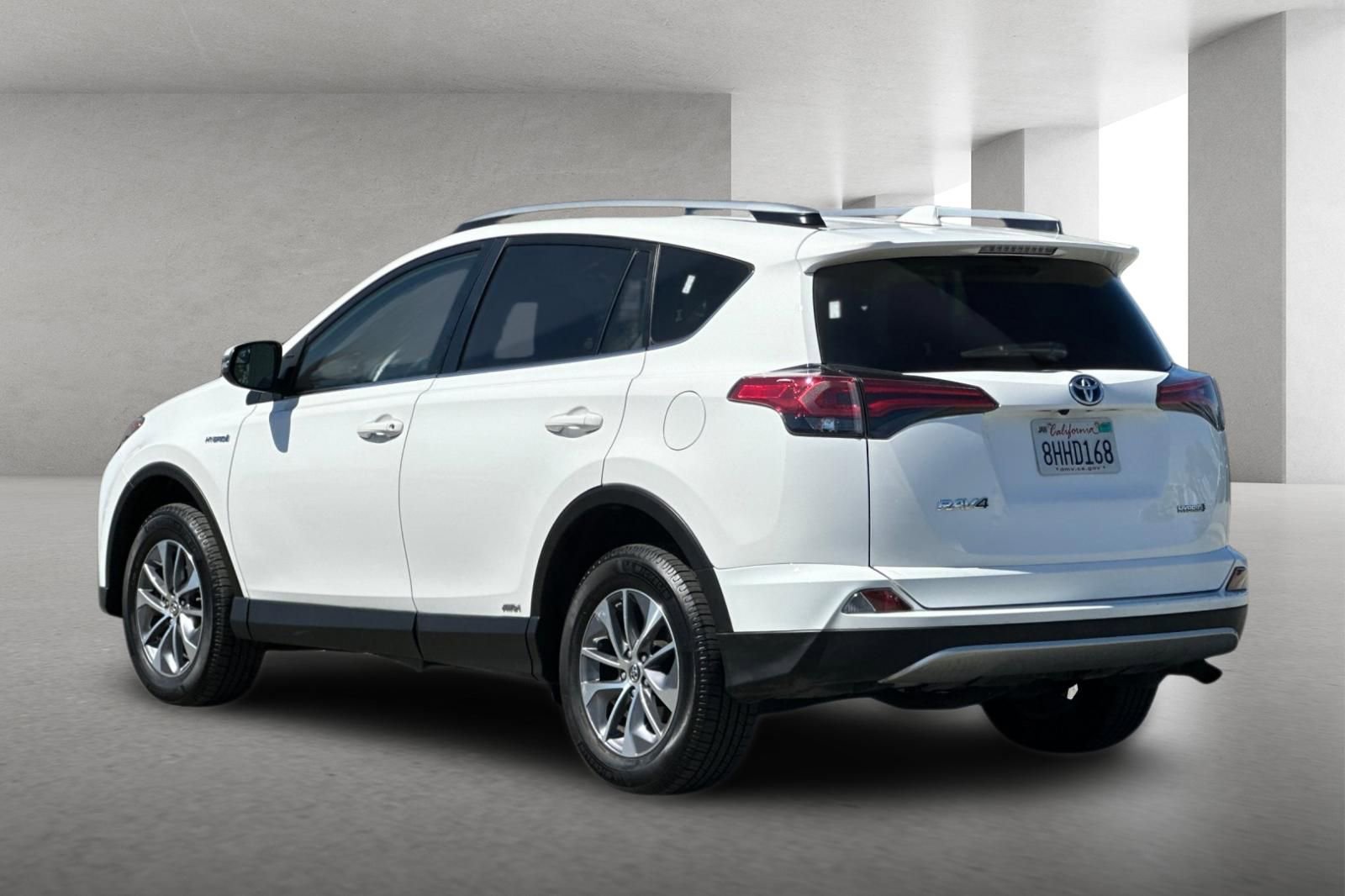 Used 2018 Toyota RAV4 LE w/ Carpet Mat Package AWD/4WD image 6