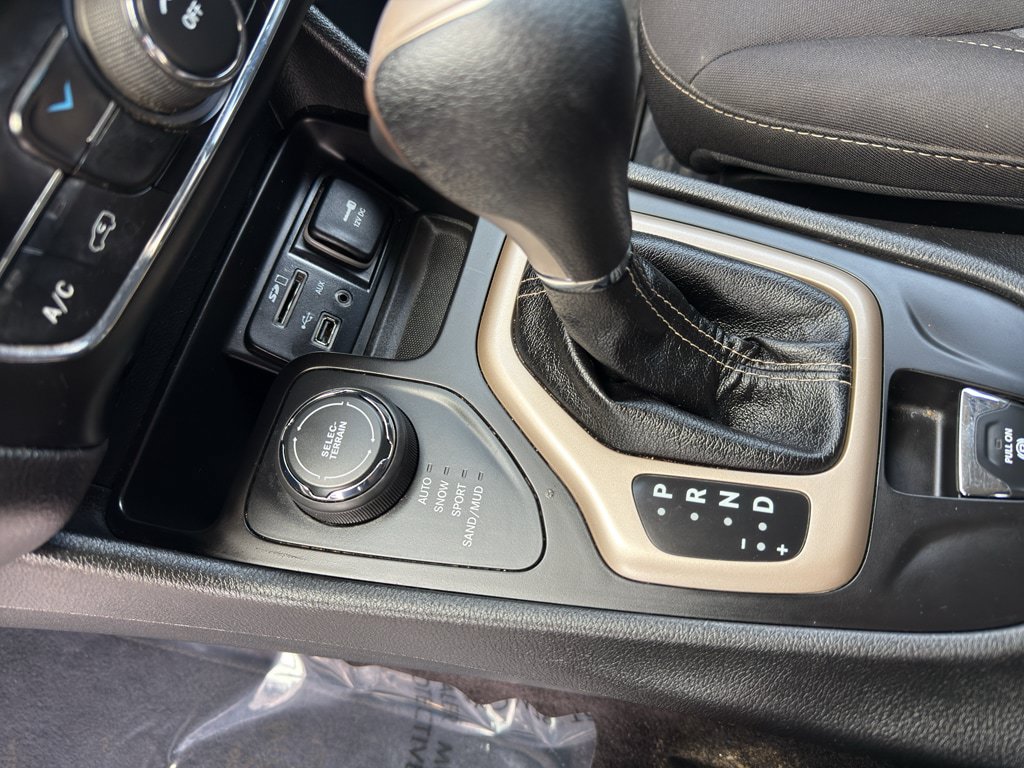 Used 2017 Jeep Cherokee Latitude w/ Safety/Convenience Group AWD/4WD image 12